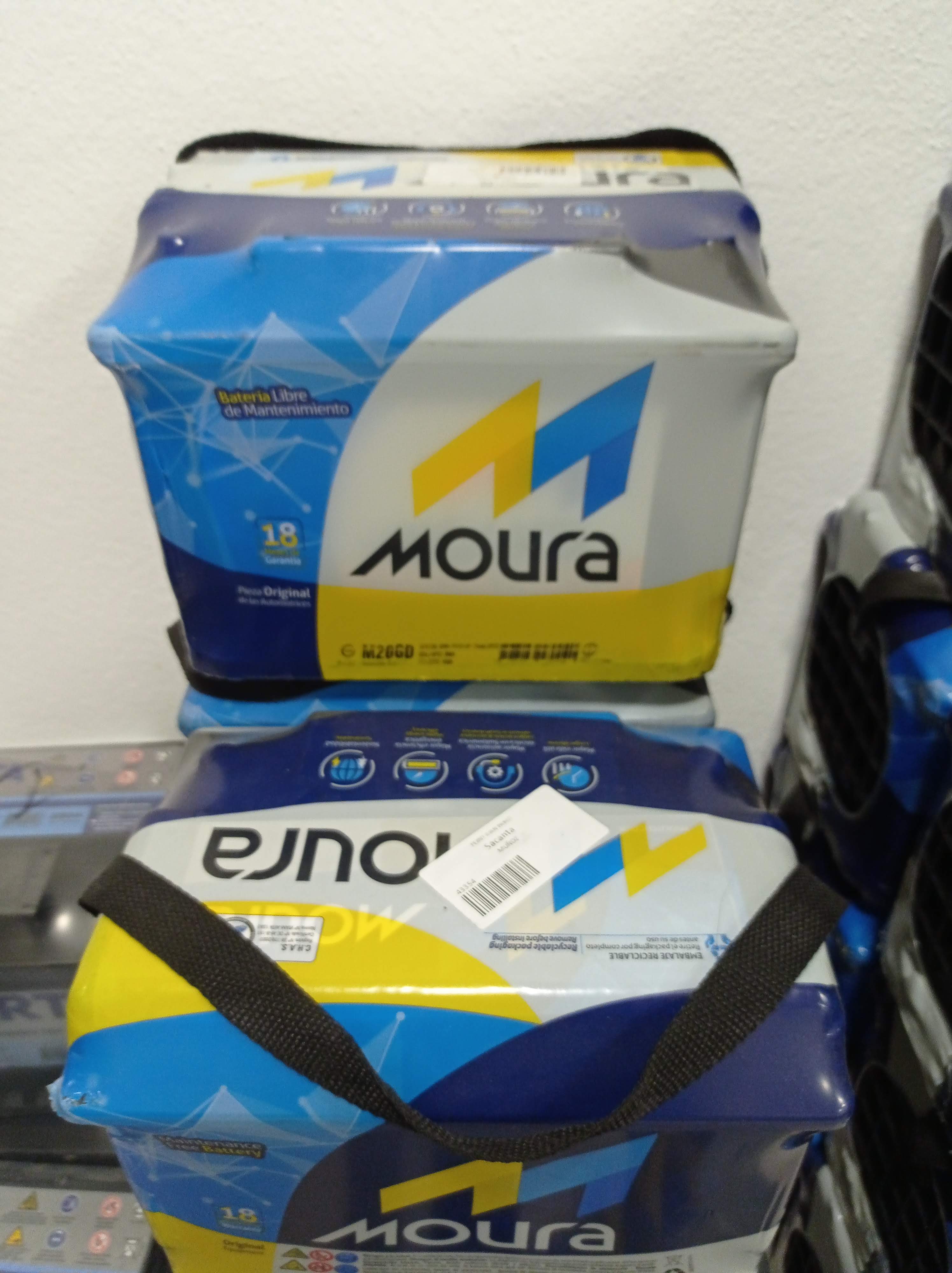 Auto estacionado a la sombra para proteger la batería del calor