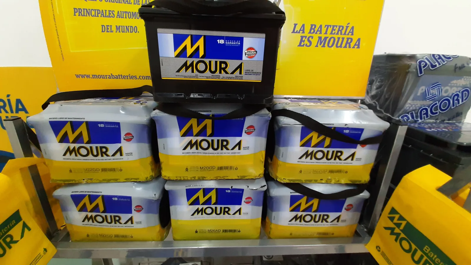 Tecnico instalando bateria en zona norte de Cordoba