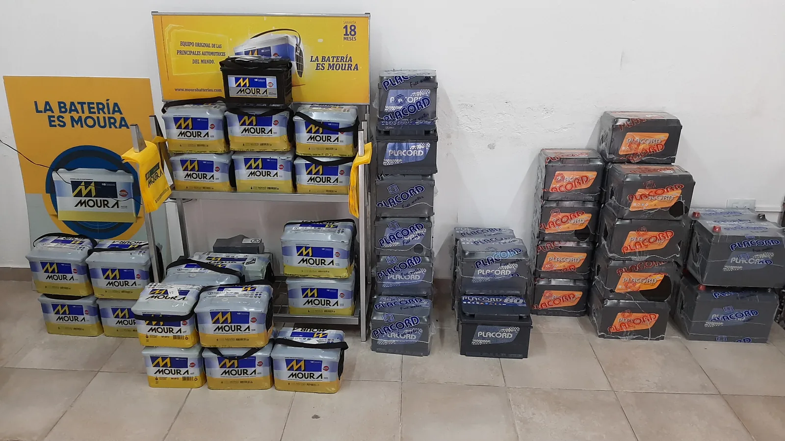 Stand de baterias Moura y Placord en local de Cordoba