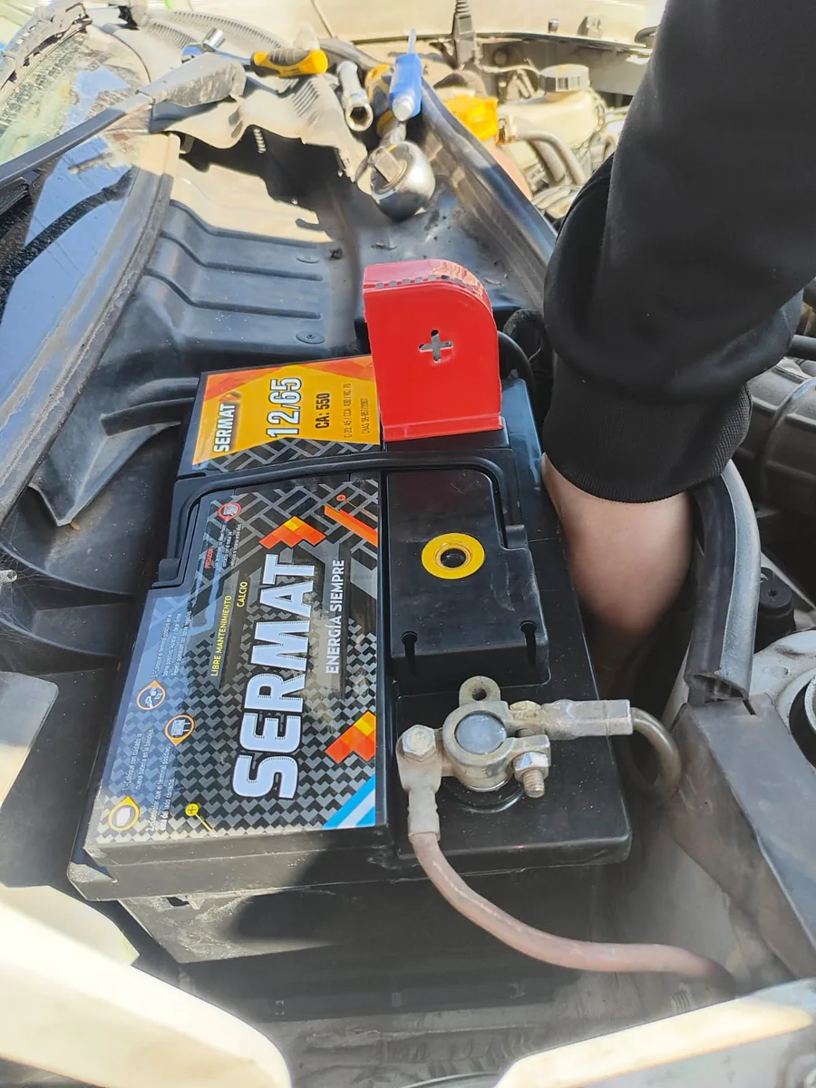Técnico de BateriasPeiro instalando una batería a domicilio en Córdoba Capital